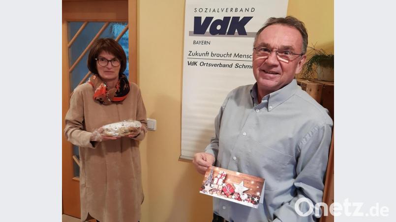 Brigitte Schlagbauer und Vorsitzender Karl Bauer übergeben den Mitgliedern des VdK-Ortsverbands Schmidmühlen in den vergangenen Wochen Stollen. Bild: pop