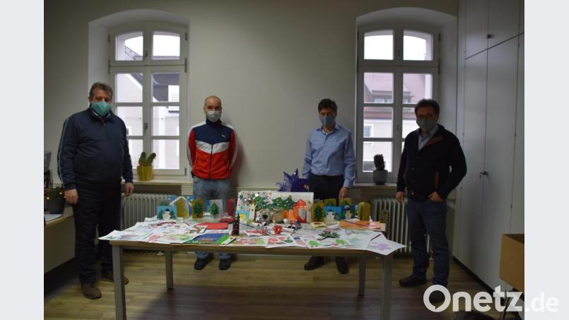 Bürgermeister Reinhard Kreuzer, Stadtrat Andreas Hammerer, Bürgermeister Gerald Reiter und Bürgermeister Manfred Dirscherl (von links) freuen sich, dass die Adventsaktion so großen Anklang gefunden hat. Bild: Nicole Rochelt/exb