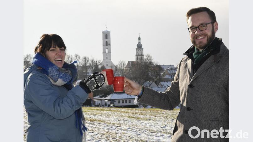 Eigentlich treffen sich Vikarin Rebecca Scherf und Lucas Lobmeier virtuell zur Feuerzangenbowle. Für das Foto haben sie sich dann aber kurz real getroffen. Bild: Petra Hartl