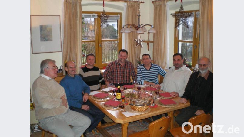 Ein Bild aus vergangenen Zeiten, genauer aus dem Jahr 2008 zeigt die "Wurmbekämpfer" (von links): Nikolaus Globisch, Reinhold Scheck, Rudi Prößl, Stephan Griesbach, Franz Völkl, Josef Beimler und Helmut Gollwitzer. Heuer wird es wegen der Coronapandemie erstmals seit 1986 keine Wurmbekämpfung geben. Bild: fvo