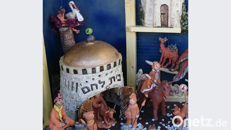 Alle Figuren und Objekte hat Anja-Silke Götz im Laufe von rund zehn Jahren selbst gefertigt und bemalt. Bild: Werner Götz/exb