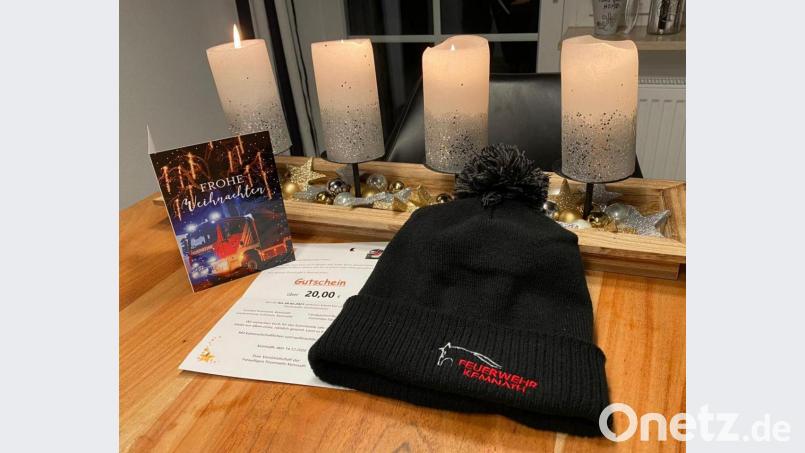 Neben Weihnachtskarten für alle Mitglieder gab es für die 61 Aktiven zudem Wintermützen mit dem modernen Logo der Feuerwehr Kemnath und einem zwanzig Euro Gastronomie-Gutschein. Bild: mde