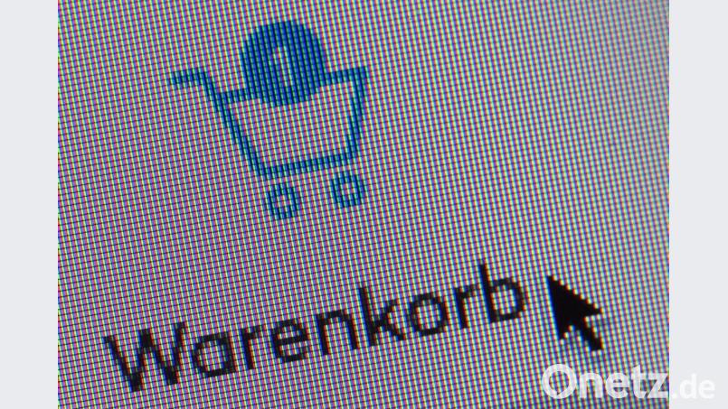 Mit nur wenigen Klicks lassen sich im Internet meist prima Geschenke bestellen. Doch dort können auch Gefahren lauern. Symbolbild: Karl-Josef Hildenbrand/dpa