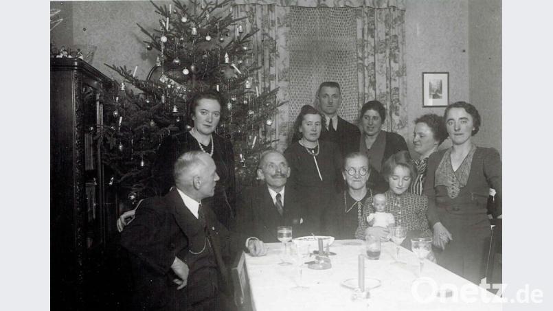 An einem Heiligen Abend gegen Ende der 30er Jahre des vorigen Jahrhunderts ist diese Aufnahme einer Oberpfälzer Familie entstanden. Für das Foto haben sich alle um den Esstisch versammelt, ein prächtiger Baum schmückt die Stube und dem kleinen Mädchen vorne rechts hat das Christkind offenbar eine neue Puppe gebracht. Repro: Mardanow