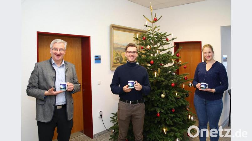 Für das künstlerisch gelungene Motiv der Weihnachtstasse dankte (von links) Bürgermeister Johannes Reger dem Künstler Tobias Schäffler. Mit auf dem Bild ist Organisatorin Carolin Böckl. Bild: njn