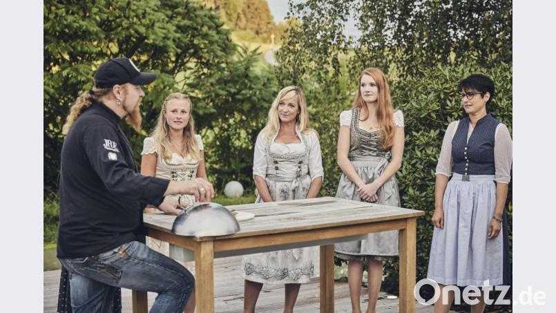 Koch Lucki Maurer (von links) verkündet Lena Zimmermann, Nicole Roth, der Leuchtenbergerin Monika Bernhard und Karina Schwarzbauer die Siegerin des Grußes aus der Küche. Bild: BR/megaherz gmbh/Philipp Thurmaier
