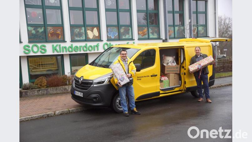 Kinderdorfleiter Holger Hassel half Holger Kunnert (von rechts), Stützpunktleiter der Deutschen Post in Bayreuth, beim Entladen der Geschenkpäckchen Bild: bkr