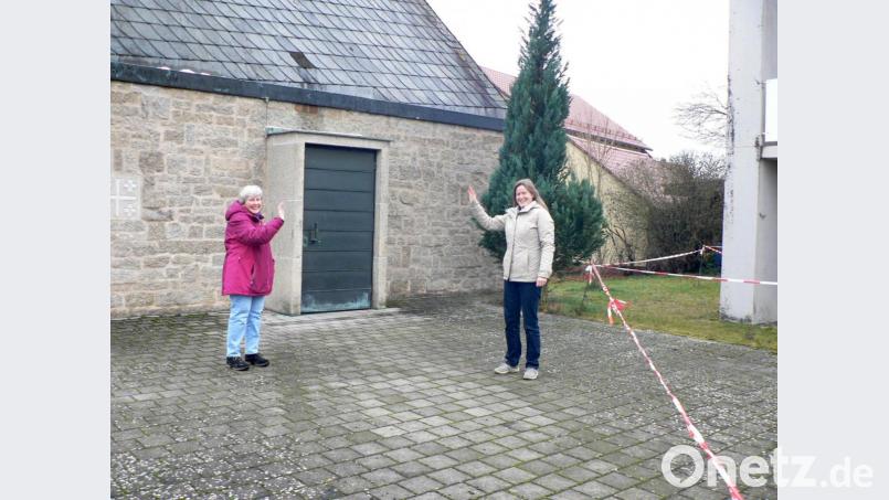 Elke Reichardt (links) vom Bastelkreis der Evangelischen Kirchengemeinde überbrachte Pfarrerin Anne Utz (rechts) die freudige Nachricht, dass sie 150 Euro erwirtschaftet haben, die sie gerne der Kirchengemeinde zur Verfügung stellen. Bild: lep