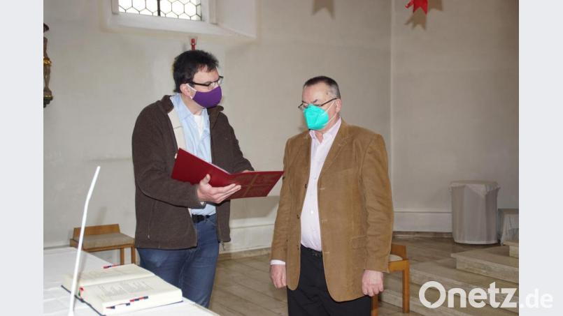 In dieser Woche hat Josef Bayer (rechts) Dienst in der Kirche. Pfarrer Wolfgang Dietz bespricht mit dem Mesner die Vorbereitungen für die Krippenfeieren und Gottesdienste an Weihnachten. Bild: mmj