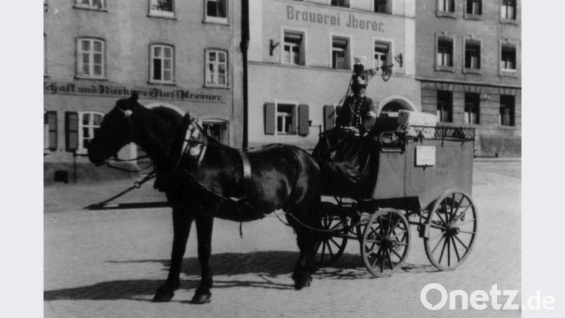 Trotz moderner Technik noch lange unverzichtbar: Der Postillion Max Sörgel (mit Pferd Hansl) lieferte bis zu seinem Tod 1930 täglich Pakete an die Sulzbacher aus. Bild: Archiv Erwin Kraus/exb