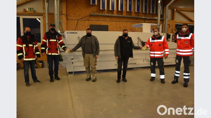 Mit insgesamt 1000 Euro überraschte die Schreinerei Weiß die Nachwuchsgruppe der Feuerwehr Mitterteich und die örtliche BRK-Bereitschaft. Im Bild (von links) Feuerwehr-Vorsitzender Christian Grillmeier und Jugendwart Johannes Schmid, Schreinermeister Stefan Weiß und Firmenchef Helmut Weiß sowie BRK-Bereitschaftsleiter Matthias Dittrich und Simon Prommersberger. Bild: jr