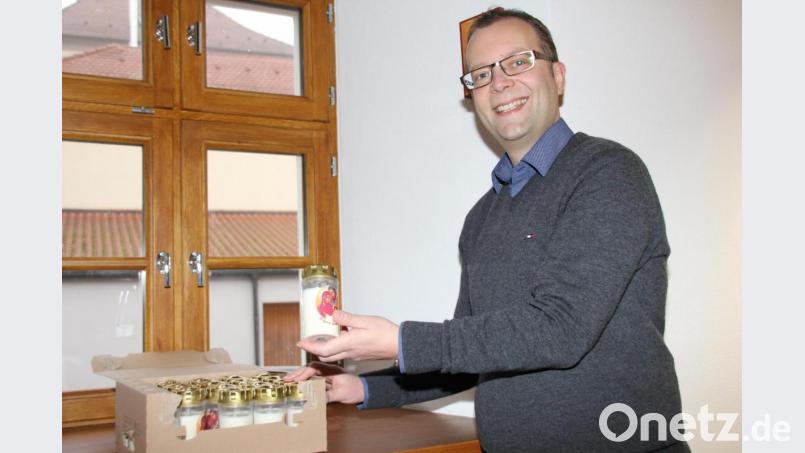 „Ich möchte mit meinem Weihnachtsgruß in Form eines Weihnachtslichts den Senioren unserer Pfarrei Mut und Hoffnung in dieser Ausnahmesituation für die bevorstehenden Festtage zusprechen. Die ältere Generation soll wissen, dass ich als Pfarrer und Seelsorger an sie denke und wir als Pfarrgemeinde ihnen verbunden sind“, betont Staddtpfarrer Thomas Helm. Bild: ads