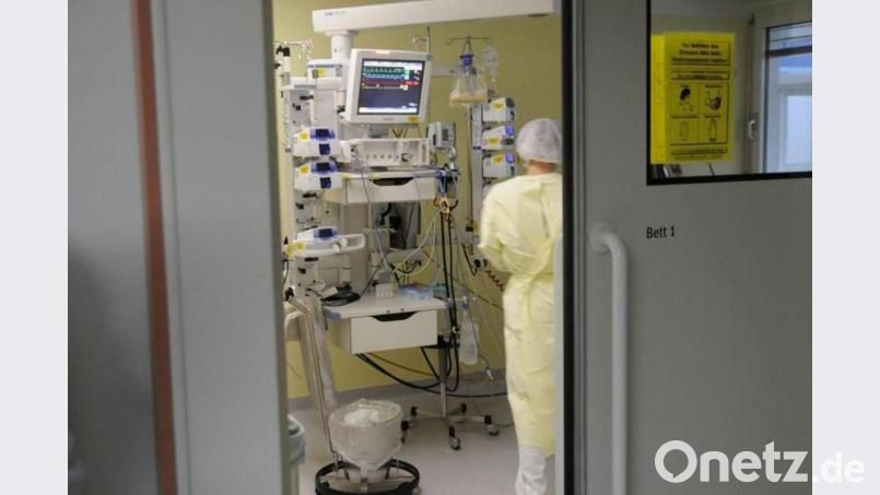 Ein Blick in die Intensivstation des Klinikums St. Marien in Amberg. Auch hier werden Menschen, die schwer an Covid-19 erkrankt sind, behandelt. Archivbild: Petra Hartl