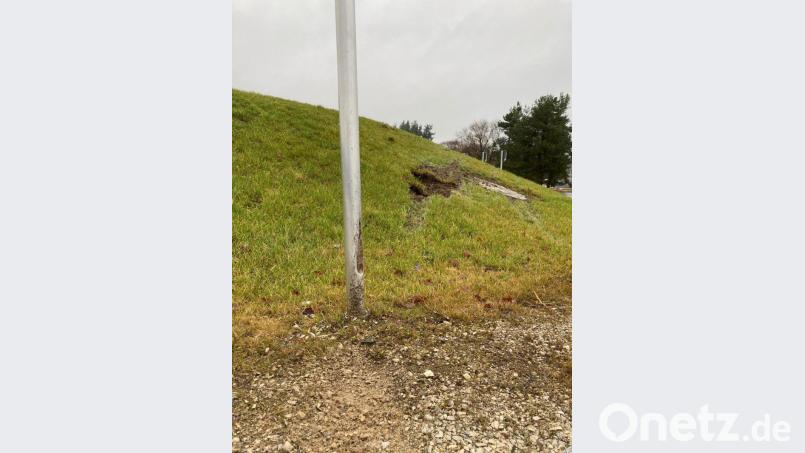 Ein Verkehrsschild wurde bei dem Unfall leicht beschädigt. Die Polizei schätzt den Schaden auf 100 Euro. Bild: sne