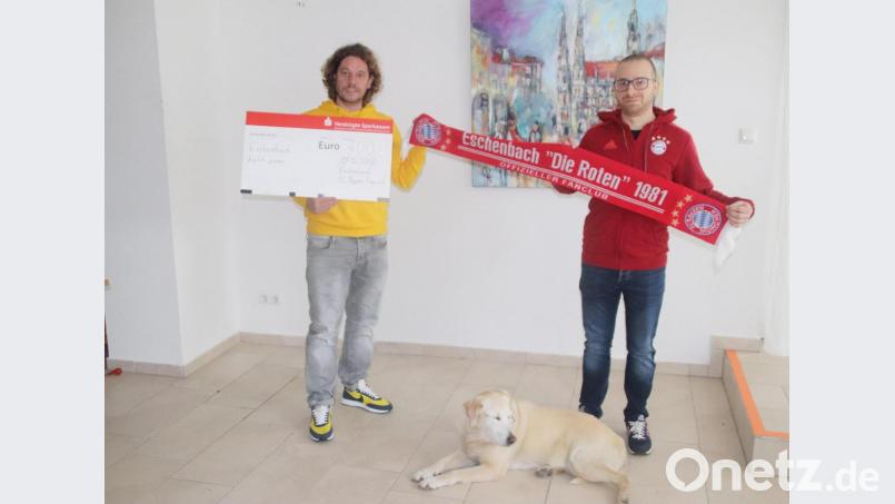 Matthias Hild (links) freut sich stellvertretend für die Ehrenamtlichen von "Eschenbach hält zam" über die 400-Euro-Spende, die Michael Brüchner im Namen des FC-Bayern-Fanclubs "Die Roten" übergab. Bild: jma