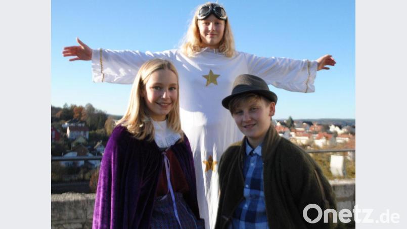 Weihnachtsengel Leni mit zwei Statisten beim Videodreh. Bild: Evangelische Jugend/exb