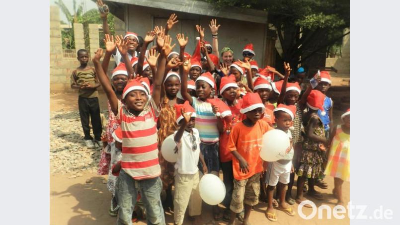Arme hoch: Vor allem die Kleinen freuen sich auf Weihnachten. Bild: Renate Bhacca