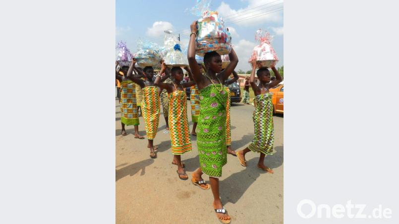 Traditioneller Weihnachtsumzug in einem Stadtteil von Accra. Die Tücher der Mädchen - traditionelle Kente-Tücher - sind handgewirkt. Bild: Renate Bhacca