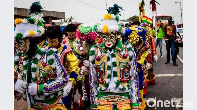 Maskiert und in bunten Gewändern feiern die Bewohner von Accra das Weihnachtsfest. Bild: Renate Bhacca