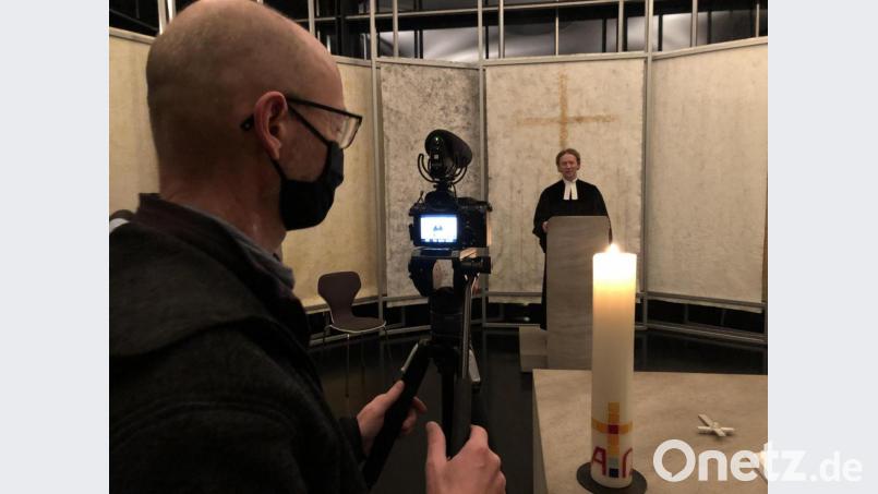 Kirche im Internet: Im Onetz sind an Heiligabend die Christmette aus St. Martin Amberg (Live-Stream) und die Christvesper aus dem Martin-Schalling-Haus Kümmersbruck (Video) zu sehen. Unser Bild entstand bei der Aufzeichnung in Kümmersbruck. Bild: eik