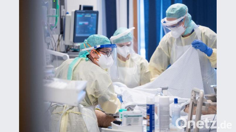 In einer Covid-Intensivstation wird ein Koma-Patient versorgt (Symbolbild). Bild: Marijan Murat/dpa