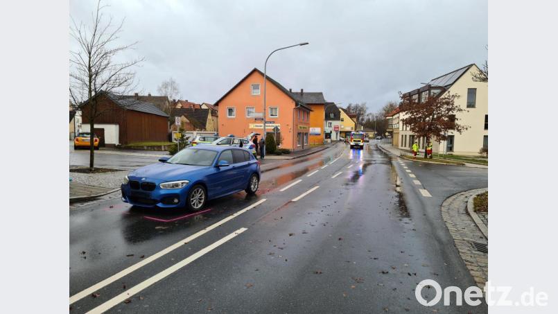Der blaue Pkw hat einen 80-jährigen Radfahrer erfasst. Die Polizei sucht nach Zeugen. Bild: sne