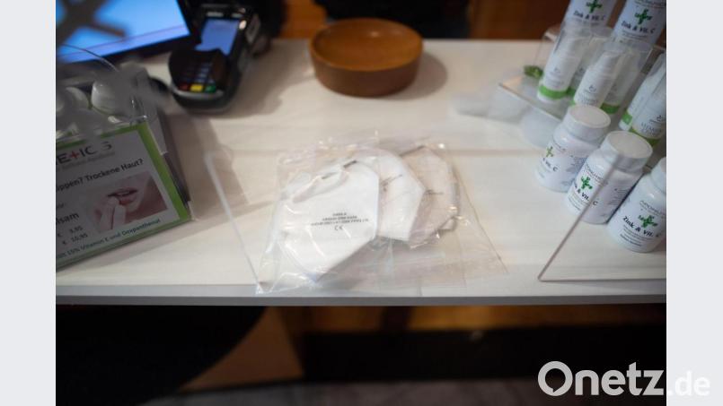 Drei FFP2-Masken liegen auf einem Tisch. Foto: Daniel Reinhardt/dpa/Archivbild Bild: Daniel Reinhardt