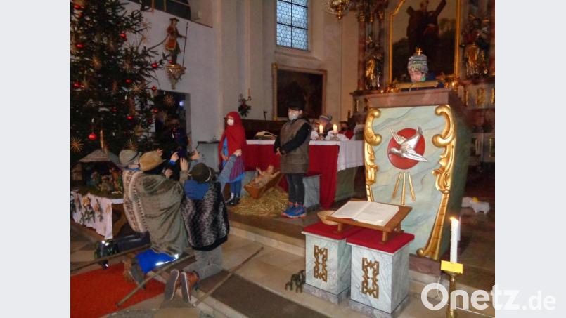 Der Erzähler liest die Weihnachtsgeschichte, während die Personen nur stumm mit Mund- und Nasenschutz dabei stehen. Bild: amö