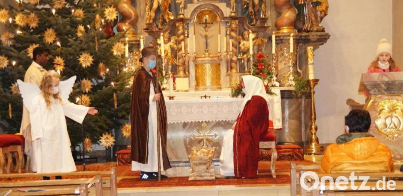 Die vier Kinder der Familie Scheuerer stellten das Lukas-Evangelium im Krippenspiel dar. Pater Savari Selvarasu gestaltete die Familienchristmette. Bild: wel