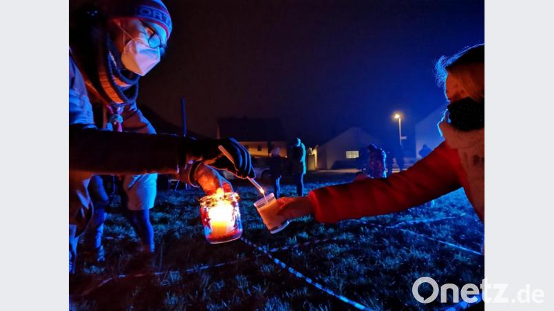 Ammersrichter Pfadfinder verteilen das Friedenslicht aus Betlehem bei einem feierlichem Gottesdienst. Bild: tne