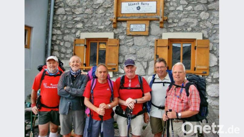 Dem Jubilar Franz Nasser (von rechts) gratulieren auch die Wanderfreunde Karl Ott, Franz Geigenberger, Gerhard Schwaiger, Georg Bayerl und Franz Dilling mit einer Videobotschaft und erinnern an feucht-fröhliche Hüttenabende. Bild: do