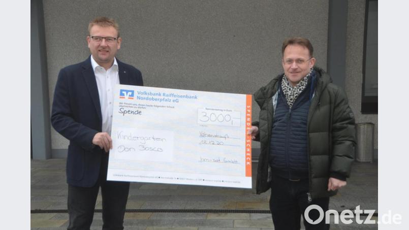 Dekan Alexander Hösl (rechts) durfte aus den Händen von Hans Meller von der Firma Hm-Sat einen Spendenscheck in Höhe von 3000 Euro für den Kindergarten Don Bosco entgegennehmen. Bild: dob