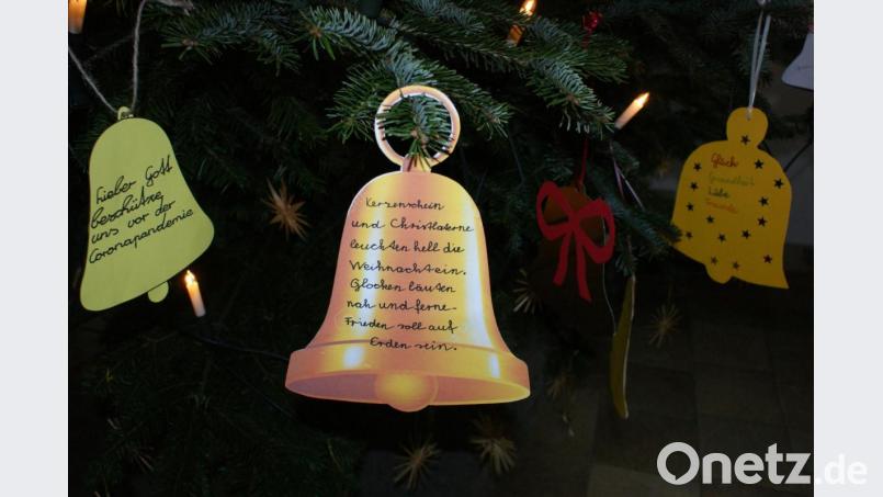 Mit Wünschen beschriftete Glockensymbole hängten die Kommunionkinder an den Weihnachtsbaum in der Pfarrkirche Patrona Bavariae. Bild: öt