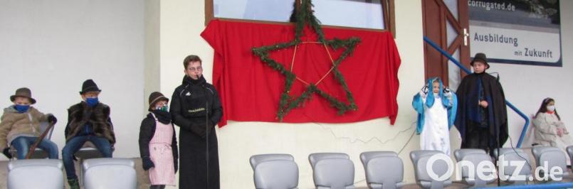 Ulrike Rauch hatte mit einigen Kindern aus Weiherhammer ein bezauberndes Krippenspiel einstudiert das am Nachmittag des Heiligen Abends auf dem Fußballplatz aufgeführt wurde. Bild: sei