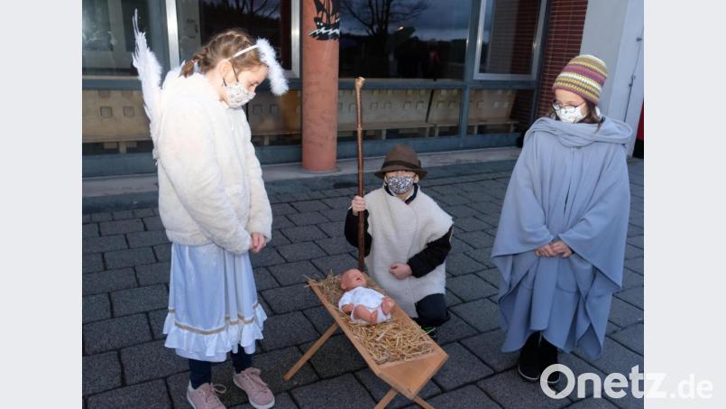 &quot;Ein Kind ist uns geboren&quot;. Mit einer innigen Krippenfeier eröffnete die Katholische Pfarrgemeinde das Fest der Liebe an einem ungewöhnlichen Ort. Wegen der Corona-Pandemie verlegte die Pfarrei das Krippenspiel auf den Bildungshügel der Stadt. Bild: do