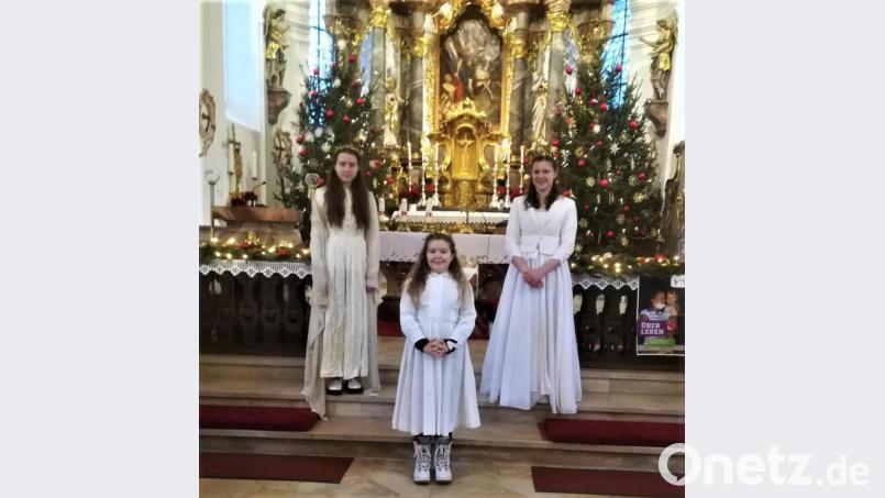 Sophia Bayerl, Eva Bayerl und Birgitta Rickauer (von links) trugen als Weihnachtsengel die Geschichte vom Hirtenjungen vor. Bild: twg