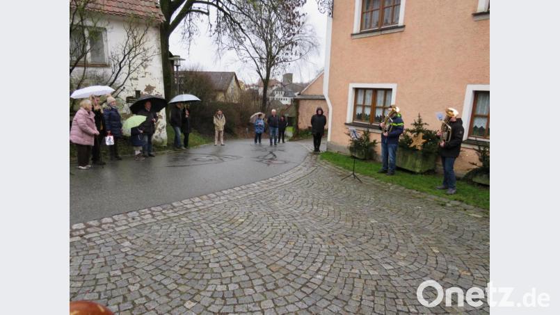 Bild: Simon Schiml und Stefan Gruber (von links) spielten mit ihren Tenorhörnern in Kirchendemenreuth Bild: adj