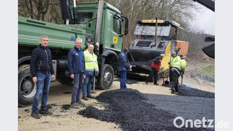 In der 90-Grad-Kurve ist Handarbeit angesagt, auf der Geraden kommt wieder der Fertiger zum Einsatz. Christian Frohmader und Stefan Kirsch vom Sachgebiet Tiefbau besichtigen den Fortgang der Asphaltierungsarbeiten zusammen mit Bauleiter Gerald Specht von der Firma Hans Fröber (von links). Bild: fppp