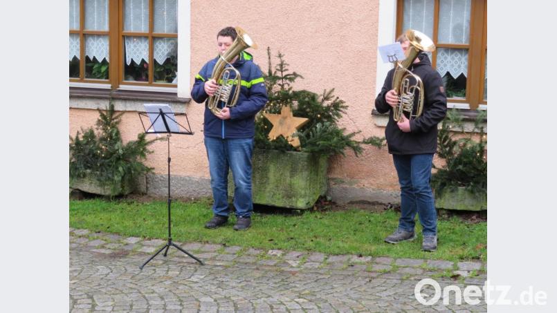 Simon Schiml und Freund Stefan Gruber (von links) spielten mit ihren Tenorhörnern in Kirchendemenreuth Bild: adj