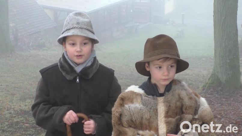 Der Kolping-Familienkreis &quot;Familienbande&quot; gestaltete auf dem Eixlberg ein Hirtenspiel mit Theresa Brunner (links) und Felix Brunner (rechts) Bild: hir