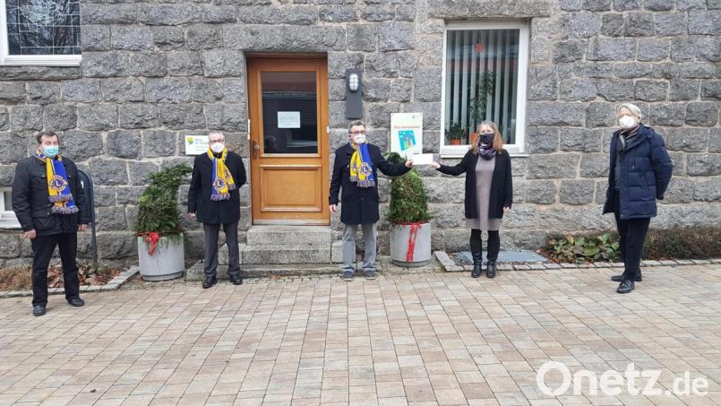 Mit einer Spende überraschten der Distrikt-Governor Franz Göhl, Pastpräsident Alber Saller, Lions-Club-Präsident Hans-Jürgen Jokiel und Club-Mitglied Uli Sanner unter anderem auch das Kinderhaus St. Elisabeth in Windischeschenbach. Heimleiterin Hannelore Haberzett (Zweiter vorn rechts) nutzt das Geld zur Beschaffung von Notebooks. Bild: ubb