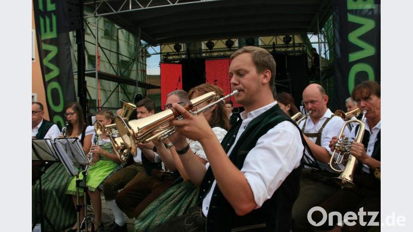 Nächstes Jahr soll es wieder ein Bürgerfest in Falkenberg geben - mit guter Stimmung und Musik von der Falkenberger Blasmusik. Hier ein Bild aus dem Jahr 2018. Archivbild: wro