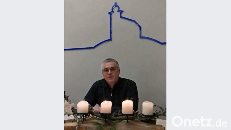 Bürgermeister Richard Tischler las in seinem Amtszimmer die Geschichte &quot;4 Kerzen am Adventskranz&quot; Bild: hir