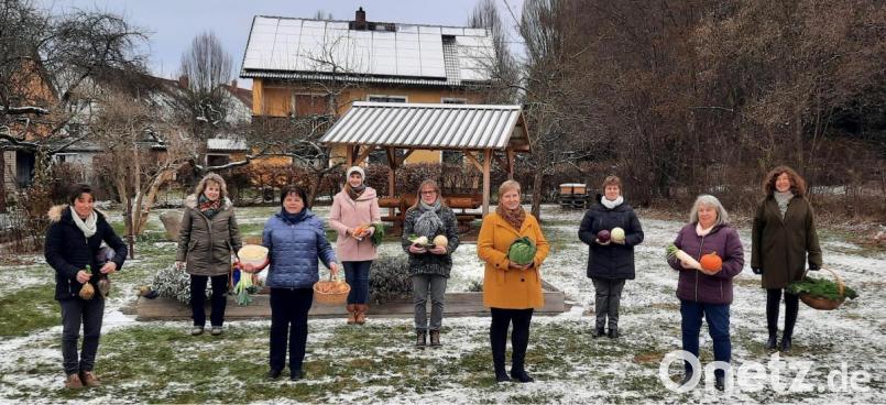 Der Vorstand der Landfrauengruppe mit Kreisbäuerin Irmgard Zintl (Vierte von Rechts) präsentiert eine Auswahl von Wintergemüse. Bild: BBV Tirschenreuth/exb