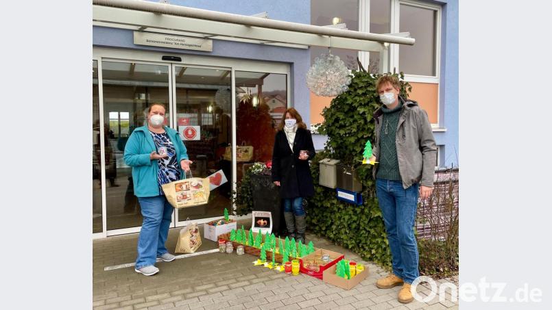 Die Bewohner der Procurand-Seniorenresidenz erhielten die von den Kindergartenkindern gebastelten Hoffnungslichter. Bild: mfh