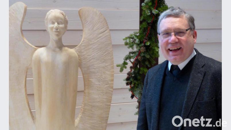 Direktor Manfred Strigl an einem seiner Lieblingsorte: in der Hauskapelle beim Johannisthaler Engel der Künstlerin Andrea Zrenner Bild: fsb