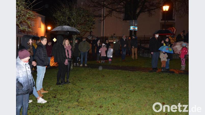 Familien mit Kindern lauschten den Erzählungen im Schatten der Konnersreuther Pfarrkirche. Bild: jr