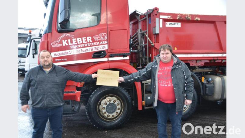 Transportunternehmer Johannes Kleber (rechts) spendete auch in diesem Jahr wieder an die Aktion &quot;Lichtblicke&quot;, um Menschen in der Region zu helfen. Büromitarbeiter Andreas Kleber (links), der erst kürzlich Nachwuchs bekam, findet das ebenfalls eine gute Sache. Bild: dob
