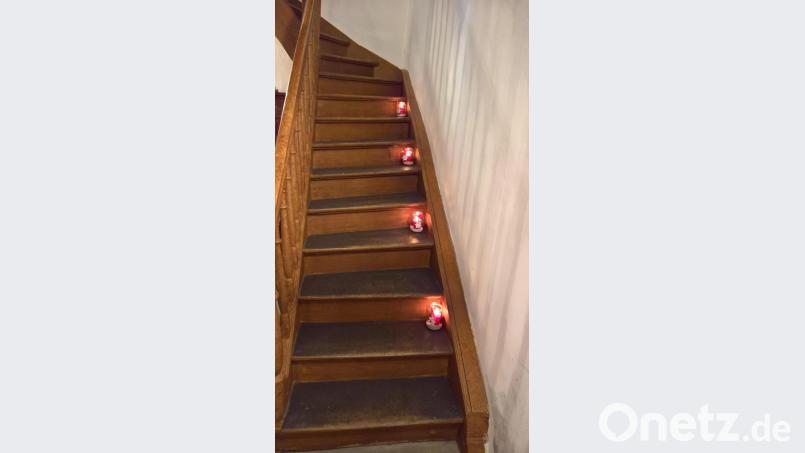 Auch die Treppenstufen waren weihnachtlich beleuchtet. Bild: rpp