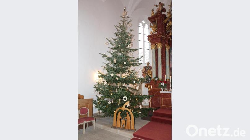 Die Kirche wurde vom Lichterglanz des Christbaumes und der Krippe erhellt. Bild: rpp